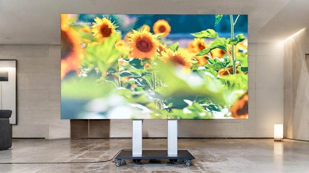 163-inch Li-battery powered foldable and spliceable COB LED poster display on universal wheels for exhibitions, corporate meetings, and events. Ultra-thin, lightweight, wireless, seamless splicing, high-definition, and portable smart conference display.